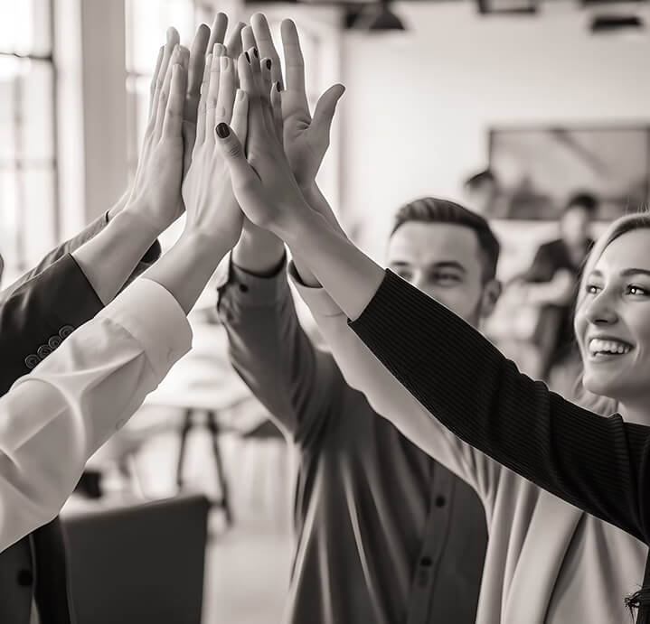 Team feiert gemeinsamen Erfolg und wertschätzende Zusammenarbeit.